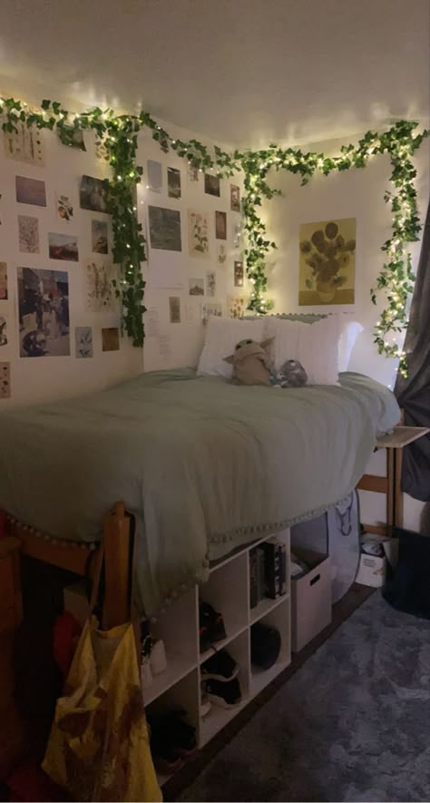 Twin Bed Small Room Layout, Garden Dorm Room, Cottage Dorm Room, 3 Person Dorm Room Ideas, Cottage Core Dorm Room Ideas, Dorm Inspo Green, Green And White Dorm, Cottage Core Dorm Room, Cottage Core Dorm