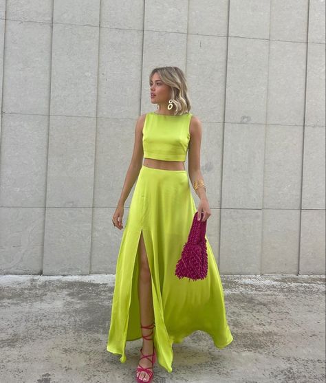 Crop Top Elegante, Satin Skirt Short, Lime Green Outfits, Two Piece Outfits Skirt, Green Satin Skirt, Skirt Two Piece Outfit, Green Wedding Guest Dresses, Green Skirt Outfits, Satin Dress Outfit