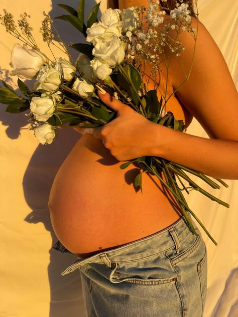 Pregnant Belly With Flowers, Floral Maternity Shoot Ideas, Pregnancy Photos With Flowers, Jeans And Flowers Maternity Shoot, Flower Maternity Pictures, Maternity With Flowers, Modern Pregnancy Outfits, Maternity Photography With Flowers, Flower Pregnancy Shoot