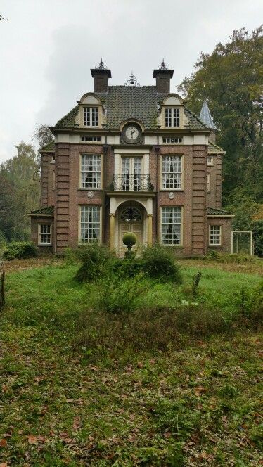 Old English Home Exterior, Old English Buildings, Victorian English House, Detailed House Exterior, Old English Architecture, Old English Home, Old English House, Old English Manor, English Manor Houses