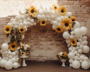 First Birthday Balloon Arch, Sunflower Backdrop, Birthday Balloon Arch, Sunflower Birthday Parties, Sunflower Wedding Decorations, First Birthday Balloons, Sunflower Party, Bridal Shower Balloons, Sunflower Baby Showers