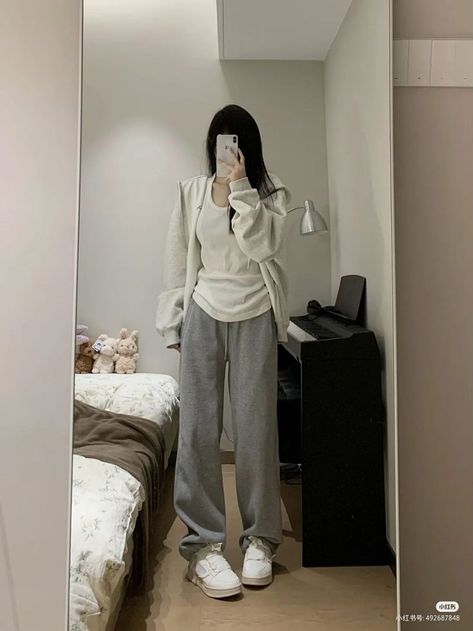 Aesthetic Sweatpant Outfits, Pretty Korean Outfits, Korean Sweatpants Outfit, Acubi Style Outfits, Acubi Fashion Aesthetic, Acubi Fashion Outfit, Outfit Inspo Acubi, Grunge Asian, Acubi Club