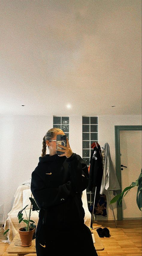 Womens Tech Fleece, All Black Nike Outfit, Nike Set Outfits Women Black, Black Nike Tech Outfit Women, Nike Clothes Women Aesthetic, Women Nike Tech Outfit, Nike Tech Outfits Women, Nike Tech Fleece Womens Outfit, Nike Tracksuit Women