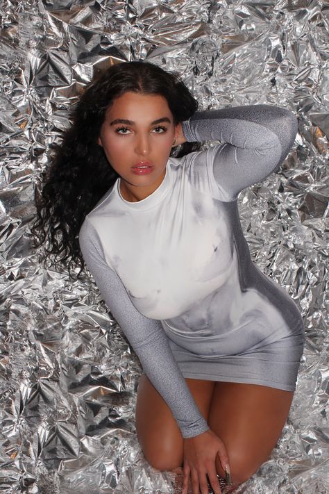 Tinfoil Backdrop Photoshoot, Tinfoil Backdrop, Foil Background Photoshoot, Aluminum Foil Photoshoot, Foil Photoshoot, Backdrop Photoshoot, Metal Background, Poses Photography, Model Poses Photography