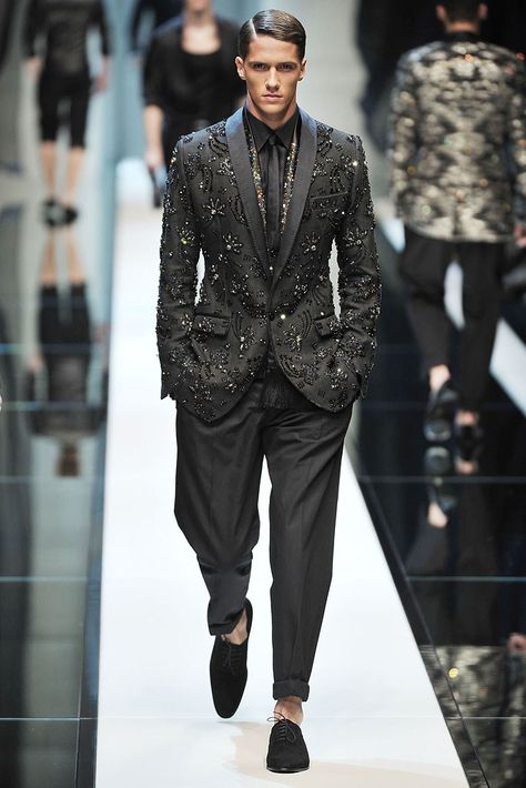 Dolce & Gabbana Spring 2010 Menswear Collection - Vogue Mens Fashion Inspiration, Tuxedo Jacket, Mens Fashion Suits, Dolce And Gabbana Man, Gentleman Style, Wedding Suits, Jacket Style, Items For Sale, Daily Fashion