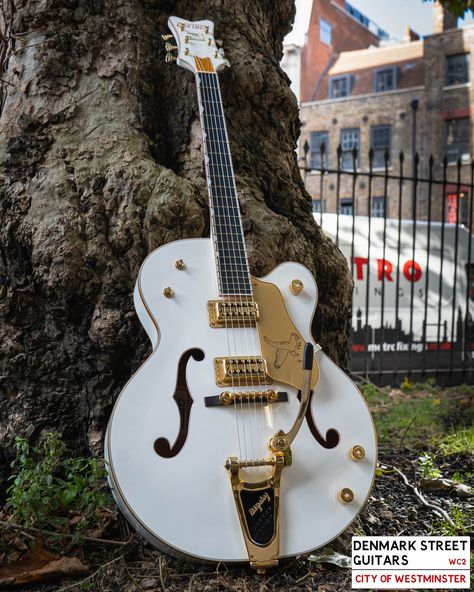 White And Gold Guitar, White Falcon Guitar, Gretsch White Falcon, Gitar Vintage, Duesenberg Guitar, Gretsch Guitar, Guitar Artwork, White Falcon, Semi Acoustic Guitar