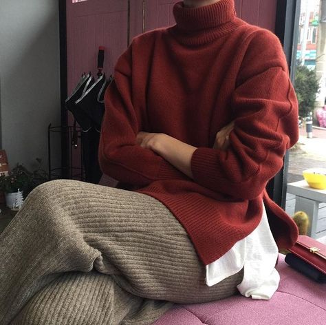 Red Turtleneck Outfit, Warm Sweaters Outfits, Red Sweater Outfit, Red Turtleneck, Italy Outfits, Everyday Fashion Outfits, Causual Outfits, Vest Fashion, Hippie Outfits