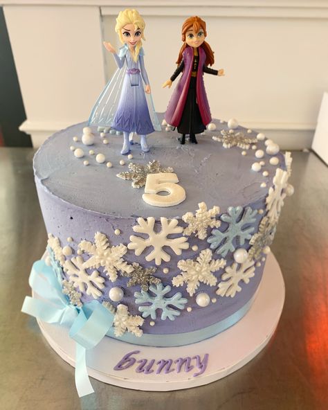 Frozen 2 cake Frozen Cake Ideas, Frozen 2 Cake, Frozen Cake Decorations, Snowflake Wedding Cake, Frozen Birthday Party Cake, Frozen Themed Birthday Cake, Pastel Frozen, Disney Frozen Cake, Frozen Theme Cake