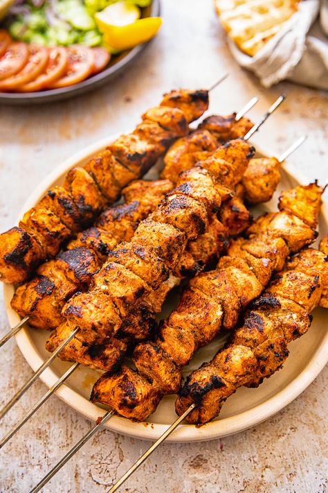 You can make the most delicious chicken kebabs at home, which will give you the authentic taste of your local kebab place without the cost of takeout! Grilled Kebabs Recipes, Grilled Kebabs Skewers, Kebab Hindi, Chicken Seekh Kebab, Kebab Chicken, Chicken Kabab, Seekh Kebabs, Bbq Party Food, Grilled Chicken Strips