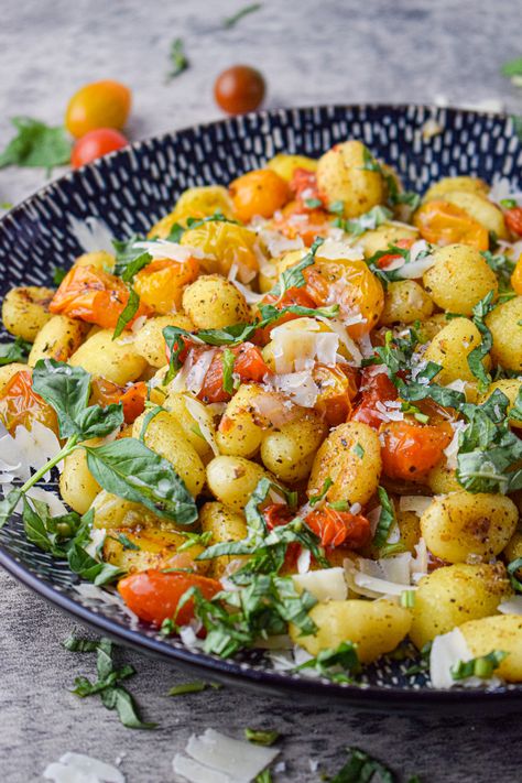 Gnocchi Cherry Tomato Recipes, Tomato Gnocchi, Gnocchi Bake, Baked Gnocchi, Grilled Peppers, Jar Kitchen, Creamy Pesto, Recipe Sheets, Pasta Salad Italian