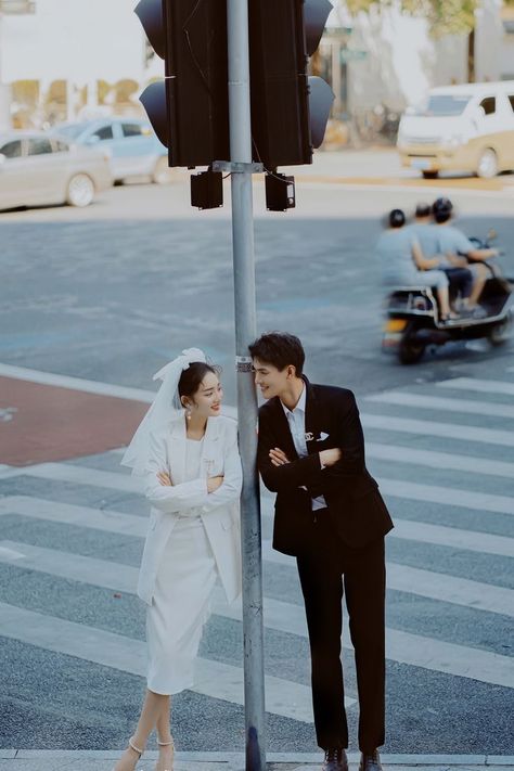 Wedding Photo Street Style, Street Photo Couple, Wedding Photoshoot Street Style, Street Prenup Photo Ideas, Casual Wedding Shoot, Street Wedding Photoshoot, Wedding Prenup Photoshoot, Street Prewedding Photo Ideas, Casual Prenup