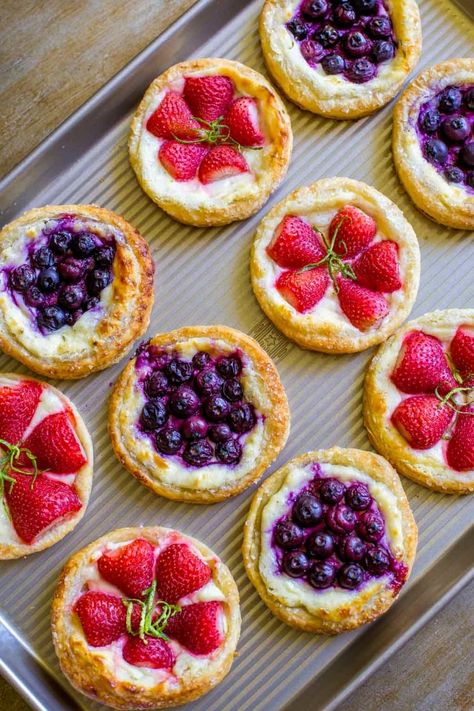 EASY BREAKFAST PASTRIES: The perfect breakfast recipe for Sunday Brunch, Mother's Day and Easter. These fruit pastries are colorful, scrumptious and super easy to make! Get the recipe for these cream cheese pastries right now! #creamcheesepastries #easypastries #breakfastpastries #mothersday #easter #fruitpastries #easyrecipes #brunchrecipes #breakfastrecipes #summerrecipes #fruitrecipes Pastry Danish Recipes, Breakfast Cart, Burger Vegetarian, Cream Cheese Puffs, Danish Pastries, Danish Recipe, Fruit Pastries, Puff Pastries, Puff Pastry Desserts