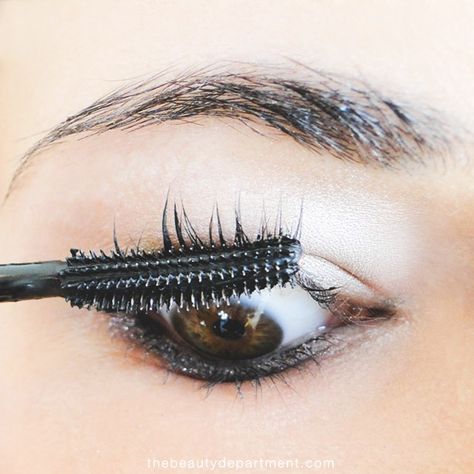 Have you been using your curved brush the right way? If you want it to actually curl your lashes, you've got to try this! {Click through for tutorial!} Curling Mascara, Mascara Brush, Lash Curler, Makeup Stuff, The Beauty Department, Face Card, Diy Beauty Hacks, Kiss Makeup, Beauty Stuff