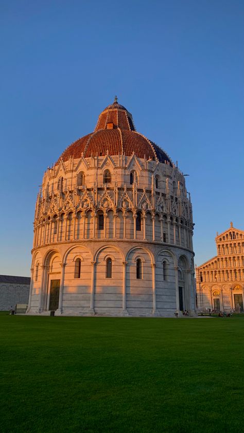 #pisa #italy #aesthetic #goldenhour Pisa Italy Aesthetic, Pisa Aesthetic, Arte Jazz, Pisa Italy, Italy Trip, Italy Aesthetic, Travel Italy, Travel Inspo, Holiday Travel