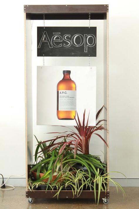 Skincare Window Display Ideas, Aesop Window Display, Beauty Display Retail, Skincare Window Display, Aesop Display, Cosmetic Window Display, Posm Design Creative, Skincare Product Display, Product Display Retail