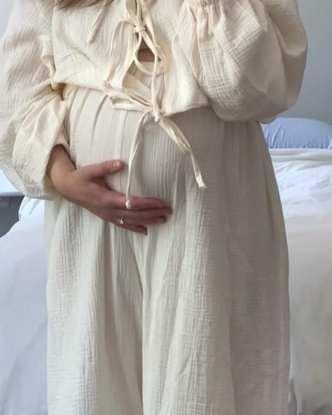 30 weeks 🍯 Embarazo Aesthetic, Birth Aesthetic, Pregnant Videos, Babymoon Outfits, Pregnancy Bump Photos, Pregnancy Video, 10 Weeks Pregnant, Claire Novak, Pregnancy Timeline