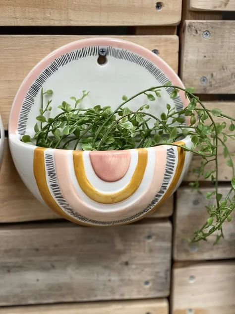 Wall Planter Ceramic, Clay Wall Vase, Ceramic Wall Hangings, Ceramica Artesanal Ideas, Ceramic Garden Art, Fun Ceramics, Ceramic Wall Art Sculpture, Ideas Ceramica, Ceramic Wall Planters