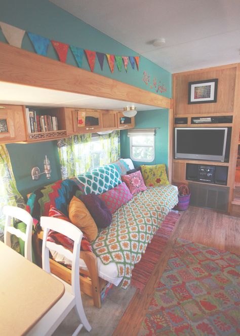 Rv Decorating Ideas, Airstream Motorhome, Rv Living Room, Rv Decorating, Vintage Trailer Interior, Motorhome Interior, Retro Caravan, Rv Makeover, Rv Renovations