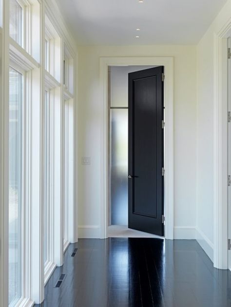 Black & White at its best, black floor and doors and white walls baseboards Decoration Hall, Black Interior Doors, Wooden Floorboards, Doors And Floors, Living Room Color Schemes, Black Door, Room Color Schemes, Black Floor, Black Doors