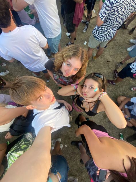 festival makeup, friends, festival outfits, reading festival 2022 Reading Festival Outfits, Festival With Friends, British Festival, Festival Friends, Friends Journal, Festival Aesthetic, Reading Festival, Gov Ball, 2024 Ideas