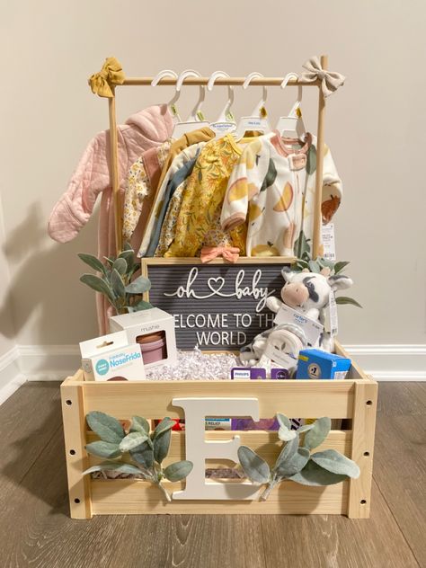 Gift Basket Ideas For Pregnant Friend, Newborn Gift Basket Ideas, Diy Baby Girl Gifts, Newborn Gifts Ideas, Best Friend Baby Shower Gift, Diaper Bag Gift Basket, Regalos Para Baby Shower Ideas, Newborn Gift Diy, Baby Shower Hanging Clothes Gift Ideas