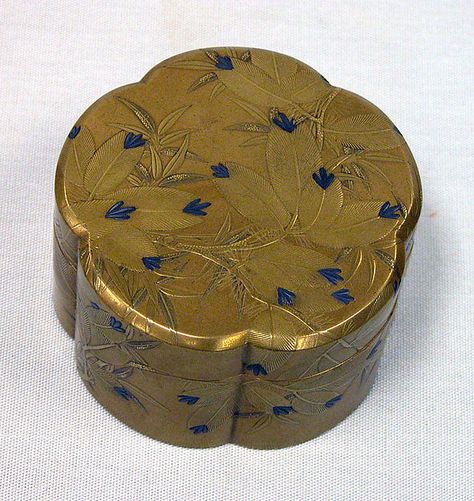 Incense box with pines | Japan | Edo period (1615–1868) | The Met. Medium:Gold, silver hiramaki-e, takamaki-e cut-out gold foil application on gold ground Asian Style Art, Japanese Lacquer, Japanese Lacquerware, Japanese Dishes, Art Japonais, Edo Period, Japanese Crafts, Snuff Bottle, Inspirational Art