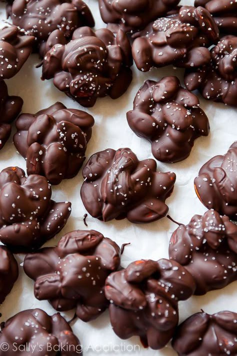 Just 4 ingredients in these addicting clusters. Toasting the almonds turns them up a notch! Recipe on sallysbakingaddiction.com Chocolate Almond Clusters, Dolce Poche Calorie, Almond Clusters, Keto Eating, Dark Chocolate Almonds, Keto Treats, Unhealthy Snacks, Low Carb Life, Chocolate Almond