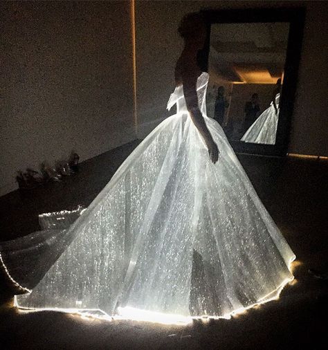 Glowing Dress by Zac Posen Turns Claire Danes Into Cinderella At Met Gala 2016 Claire Danes Dress, Fiber Optic Dress, Light Up Dresses, Met Gala Dresses, Bohemian Wedding Dress Lace, Ellie Saab, Met Gala Red Carpet, Dark Dress, Claire Danes