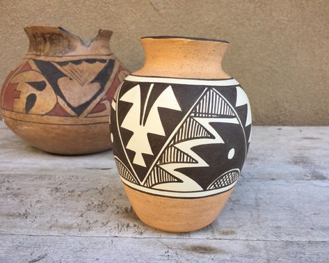 American Home Design, Native Decor, Painting Pots, Pretty Pottery, Native Pottery, Coil Pottery, Native American Decor, Indian Designs, Art And Craft Shows