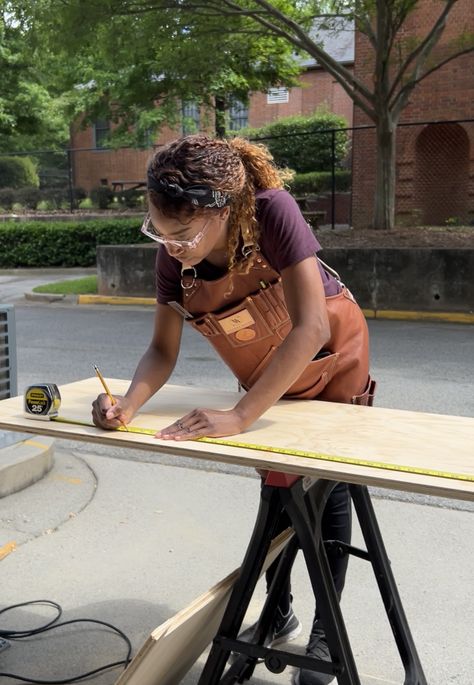 Women and Queer Tradespeople Are Reconstructing the Future of Their Industry | Hunker Women In Trades, Skilled Trades, Chicago Women, Women Working, Gender Norms, Gender Roles, Rosie The Riveter, Social Change, American Women