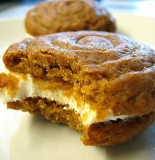 Pumpkin Cookies with Cream Cheese Filling - good for fall - Thanksgiving, Halloween treats maybe? Cookies With Cream Cheese Filling, Pumpkin Cookies With Cream Cheese, Cookies With Cream Cheese, Pumpkin Whoopie Pies, Whoopie Pie, Cream Cheese Cookies, Whoopie Pies, Think Food, Köstliche Desserts