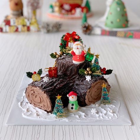 Christmas Log Cake Log Cake Design, Log Cakes Ideas, Beef Plating, Yule Log Cake Decoration, Christmas Log Cake, Fondant Christmas Cake, French Cakes, Christmas Yule Log, Chocolat Cake