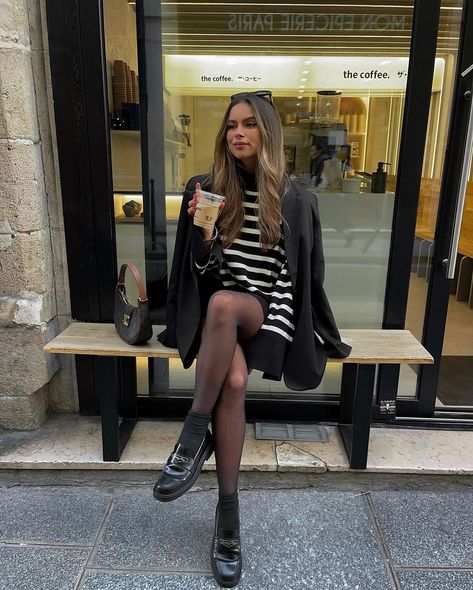 Photo by JODIE LA PETITE FRENCHIE on November 07, 2023. May be an image of 1 person, boots, overcoat, miniskirt and text. Classy Fits, Ootd Ideas, Autumn Style, Winter Fits, Autumn Outfit, Winter Style, Outfits Ideas, Winter Fashion, A R