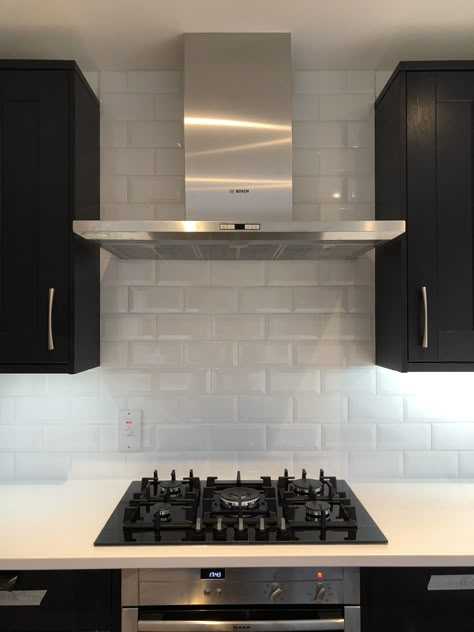 Kitchen Hob And Chimney, Cooker Extractor Ideas, Kitchen Hob Ideas, Extractor Hood Ideas, Kitchen Extractor Fan Ideas, Chimney Kitchen Ideas, Kitchen Platform Ideas, Extractor Fan Kitchen, Kitchen Extractor Hood