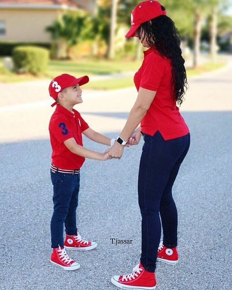 Mother Son Matching Outfits, Mommy Son Outfits, Mom And Son Outfits, Mother Son Photos, Son Outfits, Son Photo Ideas, Mother Daughter Outfits, Mommy And Son, Matching Mom