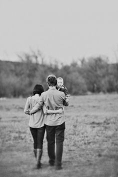 1000+ ideas about Family Of 3 on Pinterest | Family Of Three ... Composition Photo, Cute Family Photos, Family Photos With Baby, Baby Fotografie, Family Portrait Poses, Family Picture Poses, Fall Family Pictures, Family Photo Pose, Foto Tips