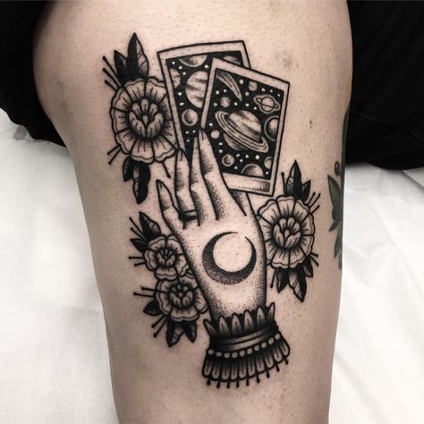 See this Instagram photo by @ariannafusini • 388 likes Tatuagem Masculina Pequena, Mystical Tattoos, Goth Tattoo, Tattoo Zeichnungen, E Tattoo, Card Tattoo, Best Sleeve Tattoos, Tattoo Sleeve Men, Hand Holding