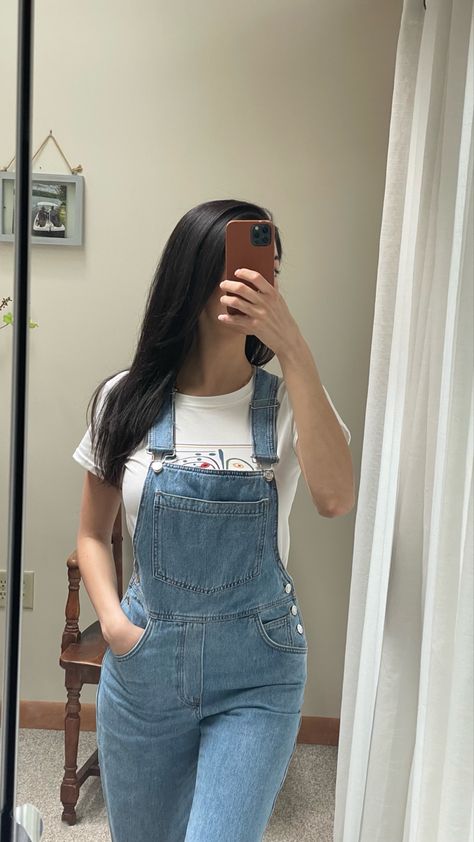 denim, blue, dungarees, overalls Blue Dungarees Outfits, Dungarees Outfit Women, Dungarees Outfits, Dungaree Outfit, Blue Dungarees, Nyc Outfits, Western Clothes, Denim Overalls, Pic Ideas