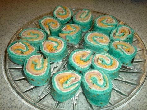 Tortilla Ham & Cheese Pinwheels (with a blue touch) Ham Cheese Pinwheels, Blue Party Foods, Entertaining Snacks, Blue Snacks, Ham And Cheese Pinwheels, Tortilla Pinwheels, Cheese Pinwheels, Pinwheel Appetizers, Party Snack Food