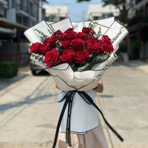 Top 10 Decofresh Roses for a Romantic Valentine's - Article on Thursd Nice Bouquet Flowers, 10 Roses Bouquet, Valentines Roses Bouquet Ideas, Beautiful Bouquet Of Flowers Romantic, Red Roses Bouquet Gift, Romantic Flowers For Her, Rose Buke, Valentine Roses Bouquet, Beautiful Rose Flowers Romantic