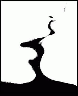 Women Kissing Silhouette Art, Kissing Outline, Silohette Artwork Easy, Kissing Illustration, Silhouette Kissing, Kiss Draw, Kissing Tattoo, Kiss Silhouette, Drawing Kiss