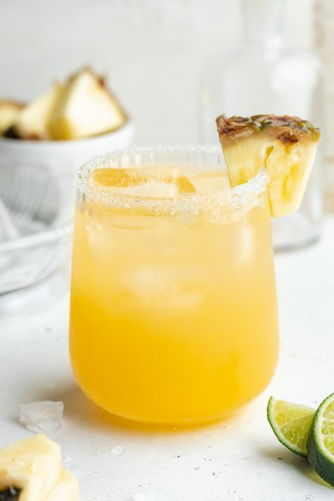 4-Ingredient Pineapple Margarita Simply Juice, 4 Ingredient Cookies, Homemade Margaritas, Summer Drink Cocktails, Gluten Free Apple Crisp, Pineapple Margarita, Pineapple Cocktail, Healthy Cocktails, Watermelon Margarita