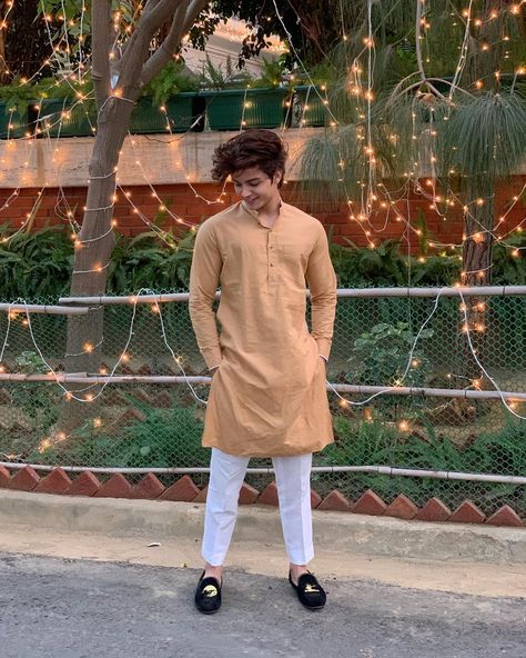 Eid Poses Ideas For Boys, Photo Pose For Man In Kurta, Eid Photoshoot Ideas Boys, Eid Special Kurta For Men, Boys Eid Outfit Ideas, Eid Poses For Boys, Eid Poses For Men, Boys Eid Outfit, Traditional Poses Men