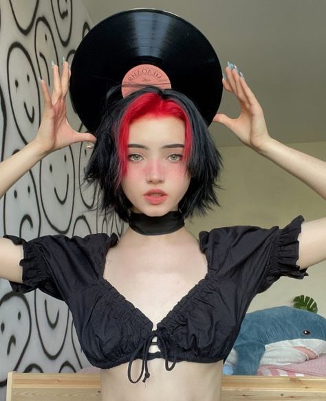 Black And Red Hair, Short Dyed Hair, Short Hair Tomboy, Vibrant Hair, Hair Inspiration Short, Shot Hair Styles, Penteado Cabelo Curto, Fluffy Hair, Dynamic Duo