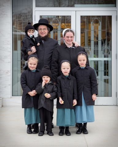 Amish Dresses Clothing, Amish Women Clothes, Amish Hacks, Amish Dress, Amish Clothing, Amish Lifestyle, Amish Living, Amish Men, Young Henrys