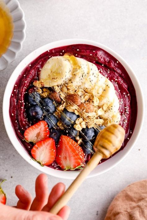 Honey being drizzled over an acai smoothie bowl. Tropical Acai Bowl, Acai Recipes, Smoothie Bowl Toppings, Freezer Smoothie Packs, Freezer Smoothies, Acai Puree, Acai Bowls Recipe, Banana Smoothie Bowl, Cherry Smoothie