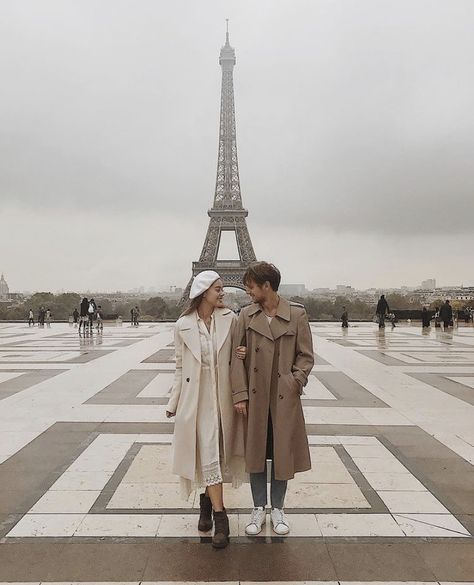 Paris Winter Outfits, Paris Photo Ideas, Baby Bump Pictures, Paris Couple, Paris Winter, Europe Travel Outfits, Disney Paris, Couples Outfit, Paris Vacation