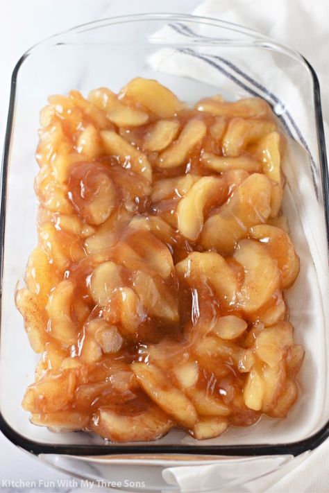 Apple Cheesecake Dump Cake, Caramel Apple Dump Cake With Pie Filling, Pineapple Dump Cake, Apple Dump Cake, Caramel Apple Dump Cake, Cake Apple, Apple Desserts Easy, Homemade Apple Pie Filling, Apple Dishes