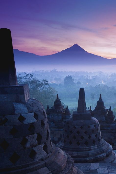 Borobudur was built around the 8th or 9th century and is the largest Buddhist temple in the world, it sits in a spectacular valley surrounded by lush green mountains. This post contains some photography of Borobudur and a little of the history. Candi Borobudur Aesthetic, Borobudur Aesthetic, Holistic Architecture, Gerobak Dorong, Borobudur Temple, Ancient Monuments, Buddhist Temples, Temple Photography, Canvas Background