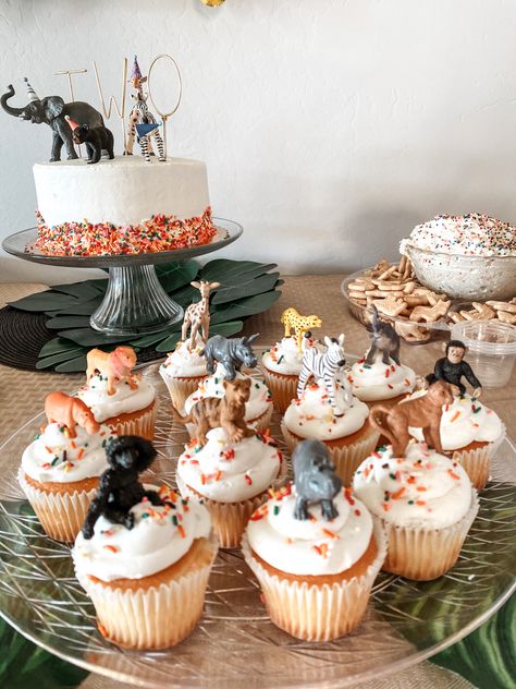 Two Wild Birthday Party Twins, Party Animal Birthday Cupcakes, Two Wild Birthday Party Cupcakes, 2nd Birthday Jungle Theme, Zoo Theme Food Party Snacks, Wild And Five Birthday Party, Zoo Themed 1st Birthday Party, Two Year Old Jungle Theme Party, Three Year Old Zoo Party